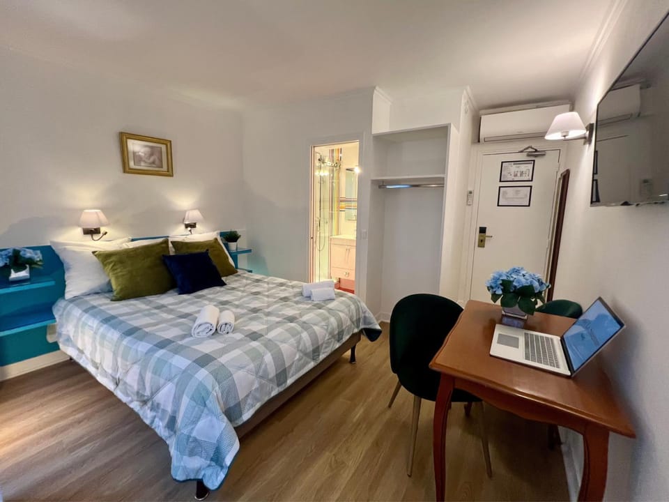 Bed, Photo of the whole room, Bedroom, air conditioner
