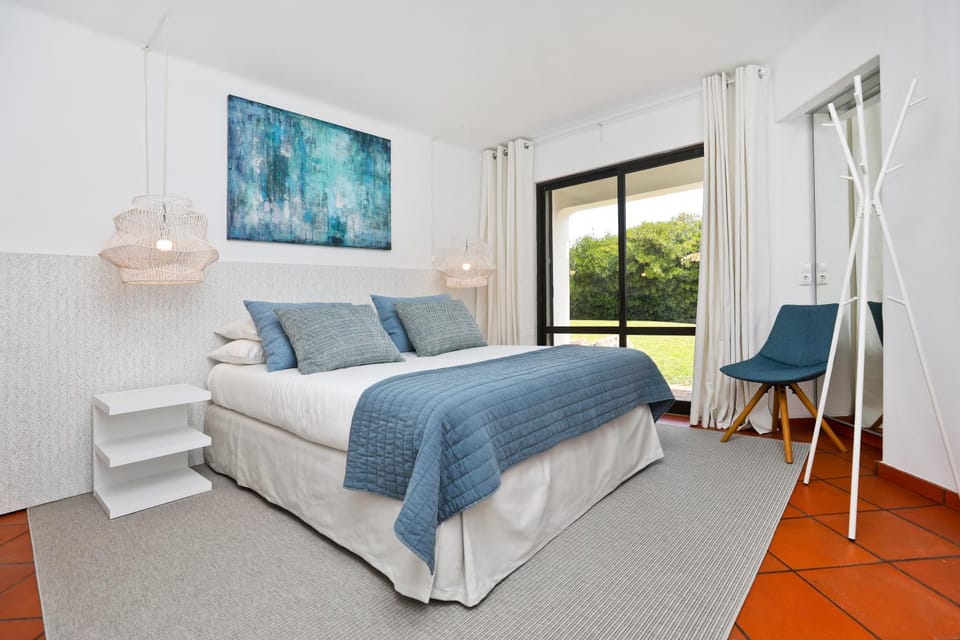 Bed, Bedroom, Garden view, air conditioner