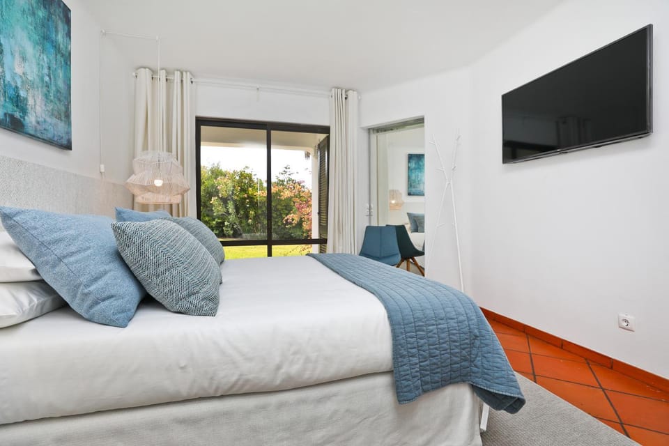 Bed, TV and multimedia, Bedroom, Garden view, air conditioner