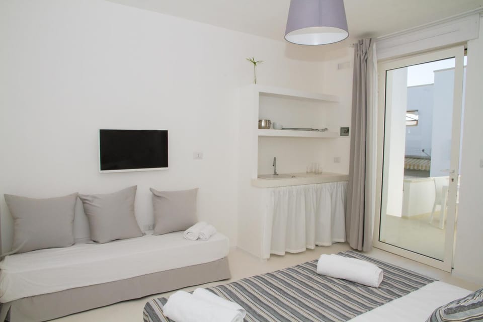 TV and multimedia, View (from property/room), Kitchen or kitchenette, Photo of the whole room, Bedroom