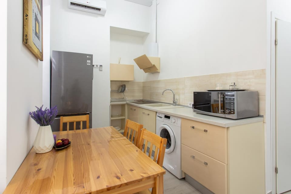 Coffee/tea facilities, Kitchen or kitchenette, Dining area, stove