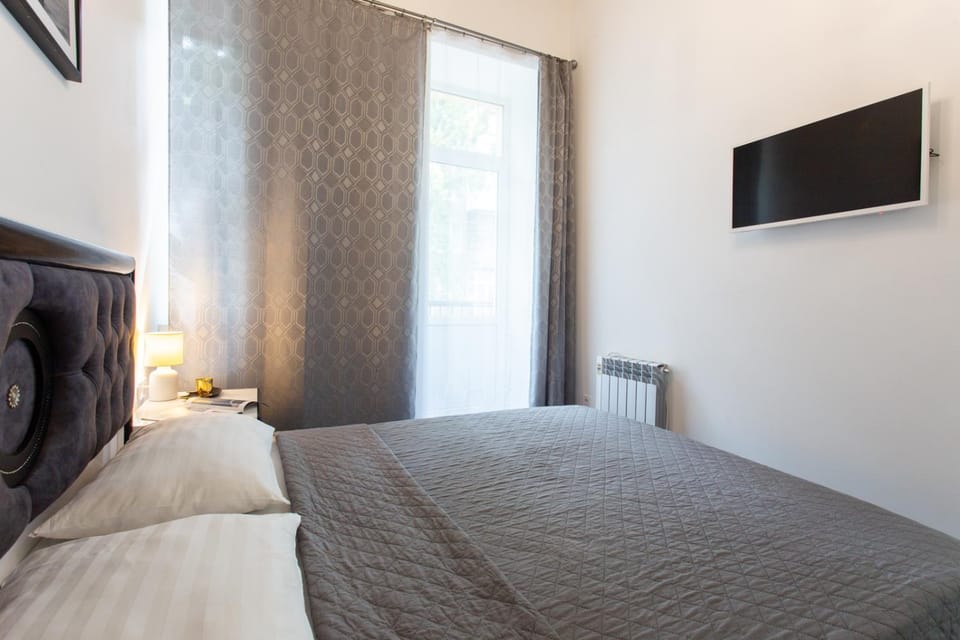 Bed, TV and multimedia, Photo of the whole room, Bedroom