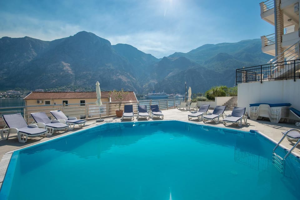 Mountain view, Pool view, Swimming pool