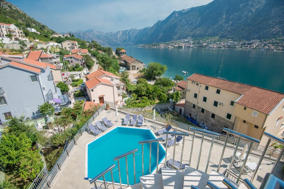 Bird's eye view, Pool view