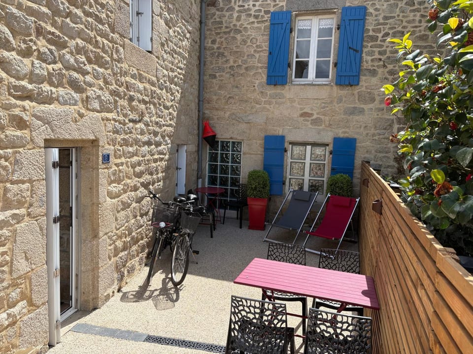Property building, Patio, Balcony/Terrace