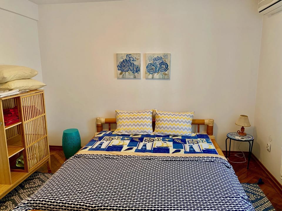 Bed, Day, Photo of the whole room, Decorative detail, Beach, Bedroom, On site, City view, Garden view, Street view, Supermarket/grocery shop, Shopping Area