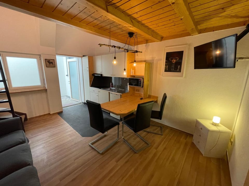 TV and multimedia, Living room, Seating area, Dining area