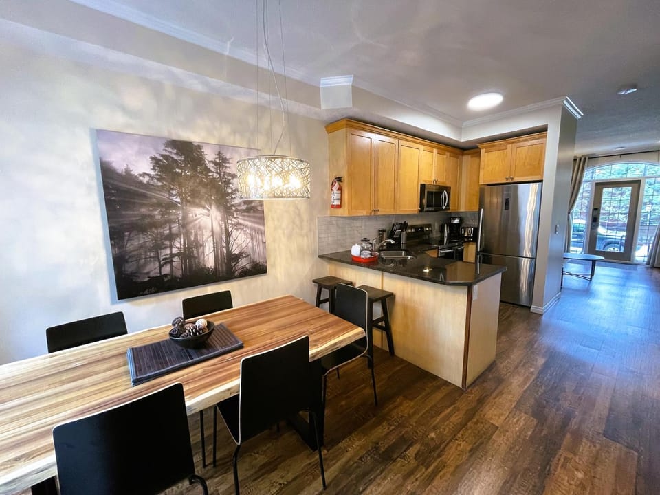 Kitchen or kitchenette, Dining area, Breakfast, Lunch, Dinner, Inner courtyard view, dishwasher, minibar, pet friendly, stove, kitchen