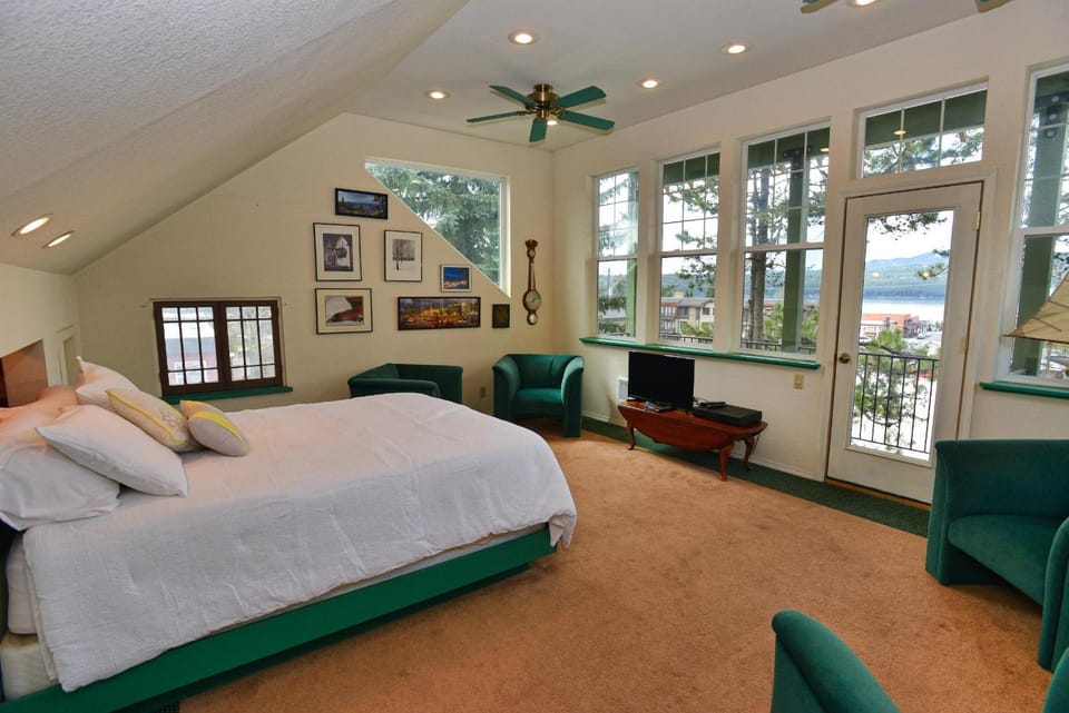 Room with a View - Walk to Downtown Restaurants - Payette Lake - Shopping and Beach House in McCall