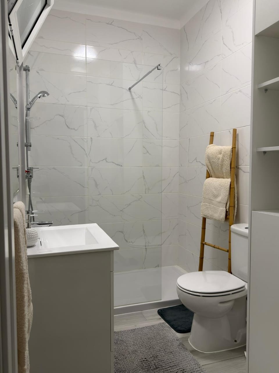 Shower, Toilet, Bathroom, towels