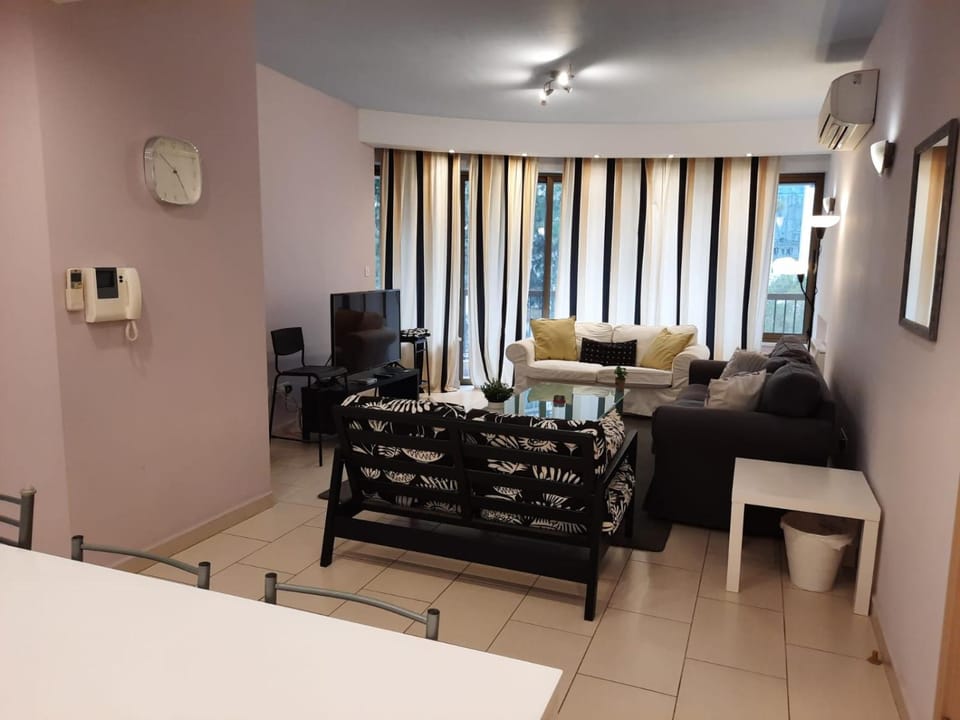 TV and multimedia, Photo of the whole room, Seating area, Dining area
