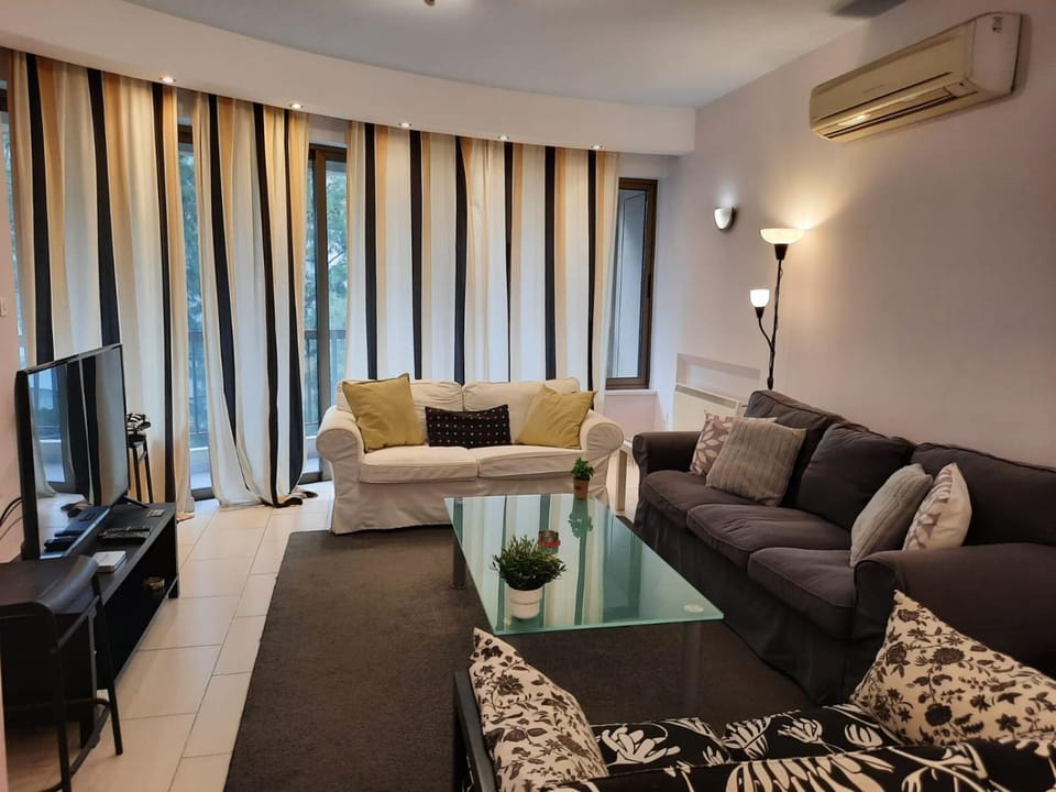 TV and multimedia, Living room, Seating area, air conditioner