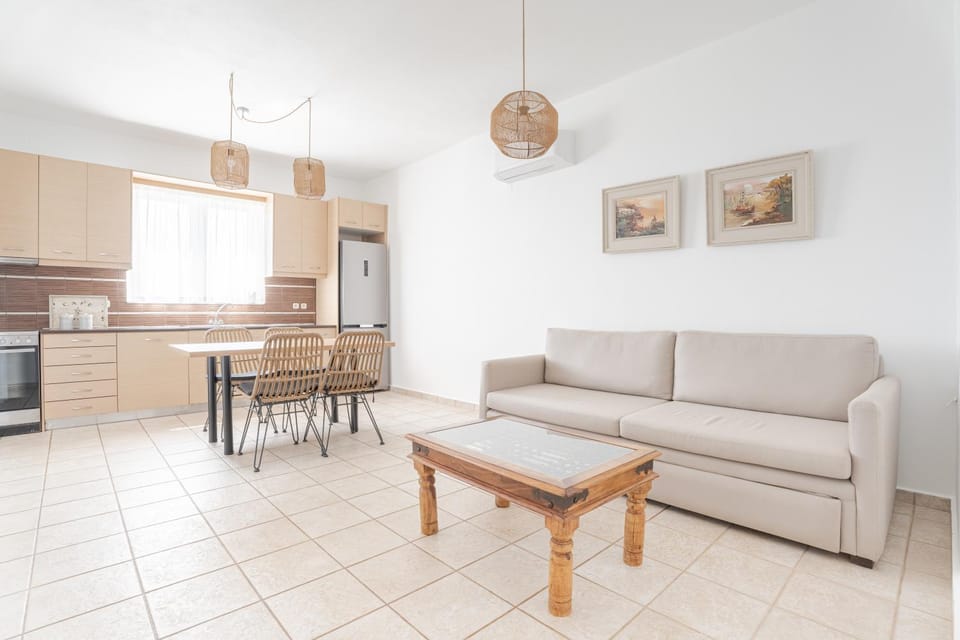 Living room, Seating area, Dining area, Dinner, pet friendly, kitchen, air conditioner