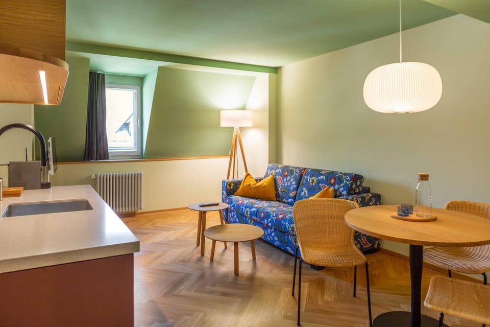 Kitchen or kitchenette, Living room, Seating area, Dining area