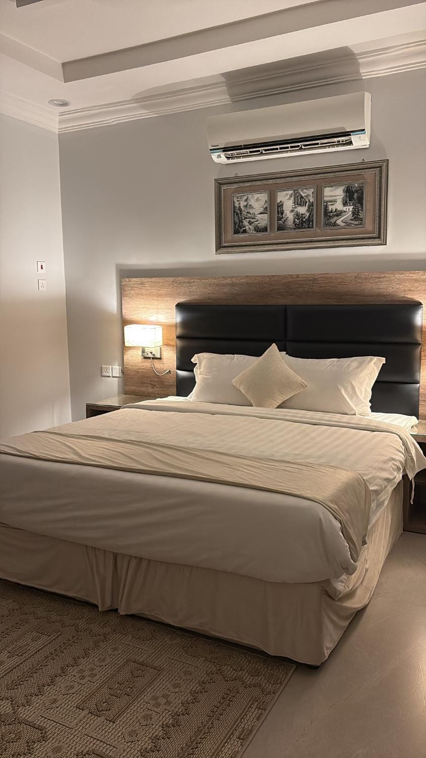 Bed, Photo of the whole room, Bedroom, air conditioner