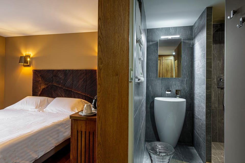 Shower, Bed, Bathroom, Photo of the whole room, Bedroom, towels