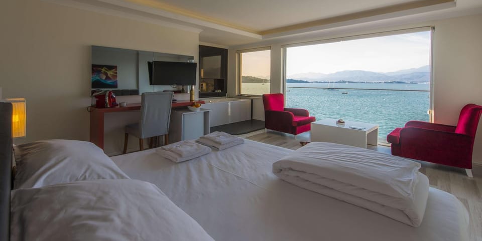 Bed, Hot Tub, Decorative detail, Sea view
