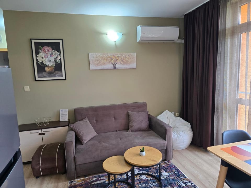 Living room, Seating area, air conditioner