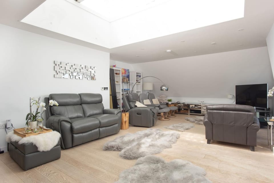 TV and multimedia, Living room, Seating area, Evening entertainment