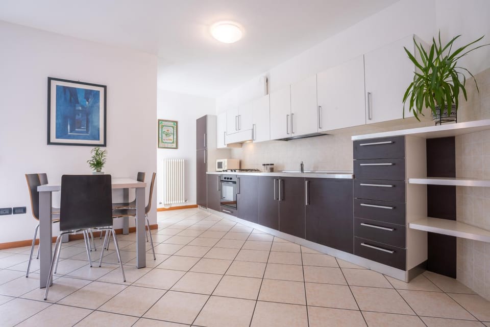 Kitchen or kitchenette, Dining area, oven, stove