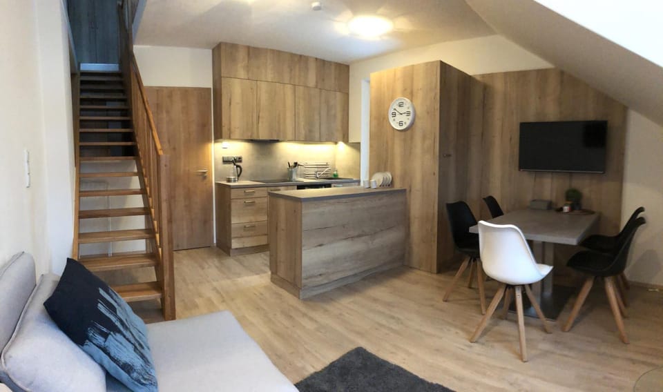 Kitchen or kitchenette, Dining area