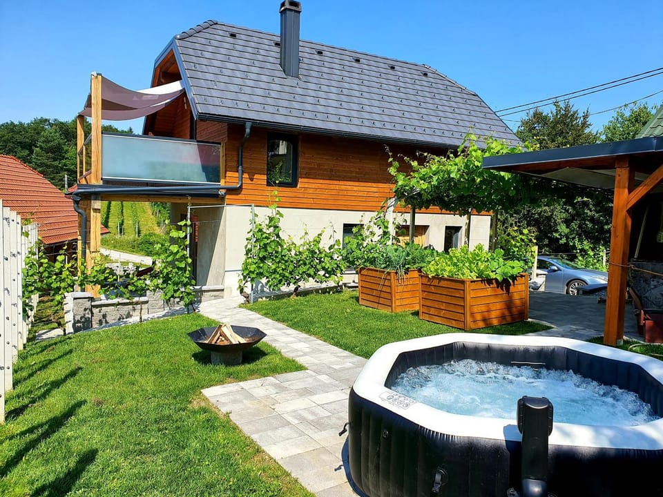 Property building, Garden, Spa and wellness centre/facilities