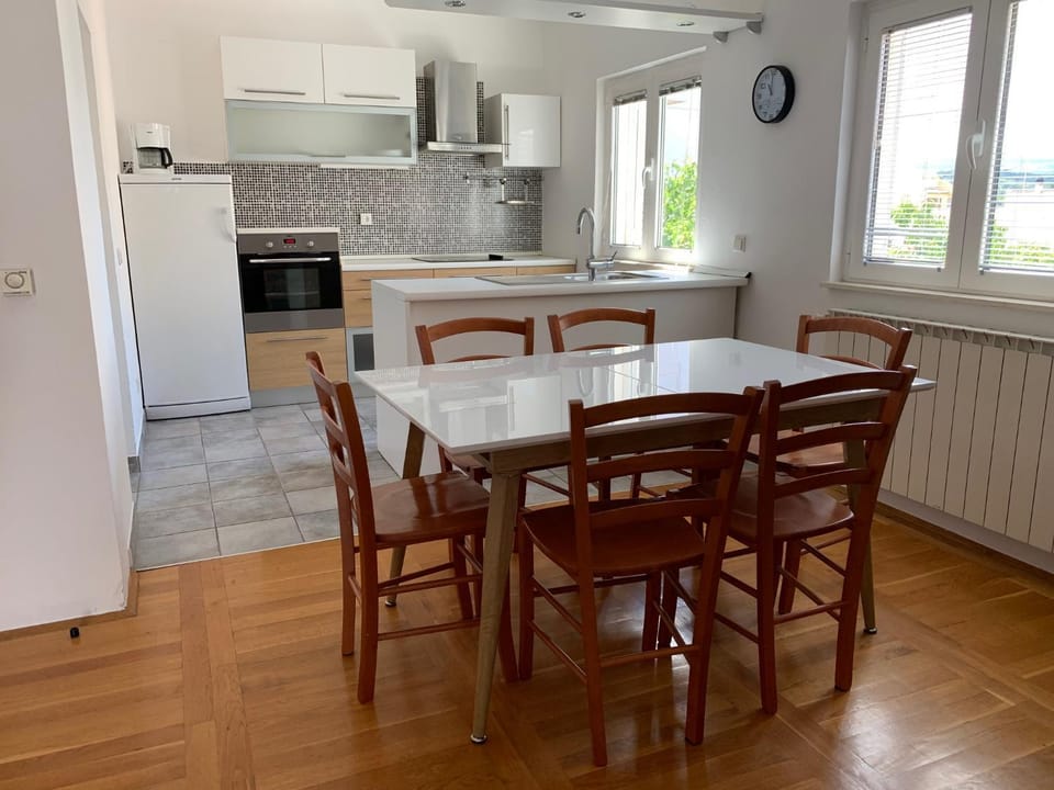 Kitchen or kitchenette, Dining area