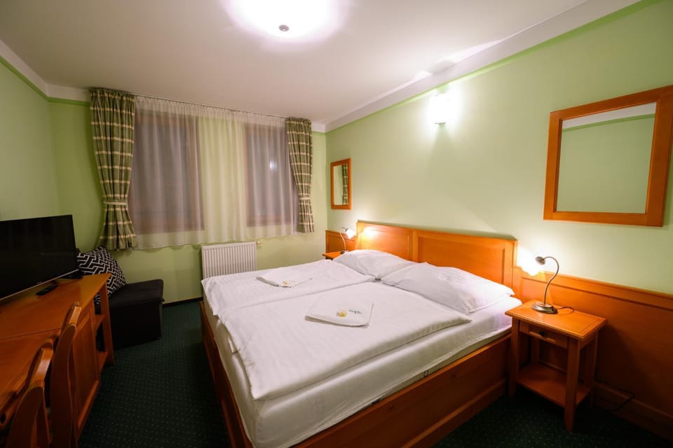 TV and multimedia, Photo of the whole room, Bedroom, towels