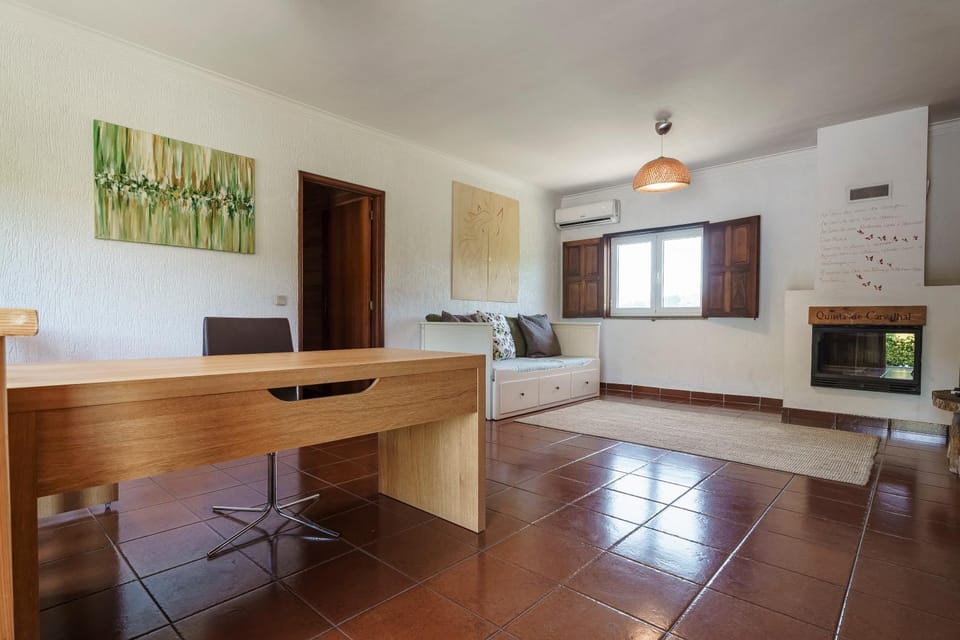Bed, TV and multimedia, Kitchen or kitchenette, Living room, Photo of the whole room, Seating area, Dining area, Bedroom