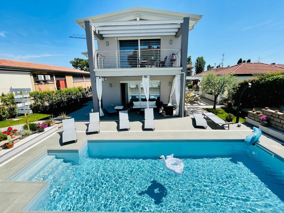 Property building, Day, Pool view, Swimming pool, sunbed