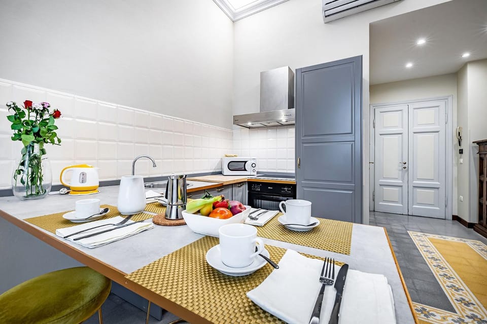 Kitchen or kitchenette, Dining area