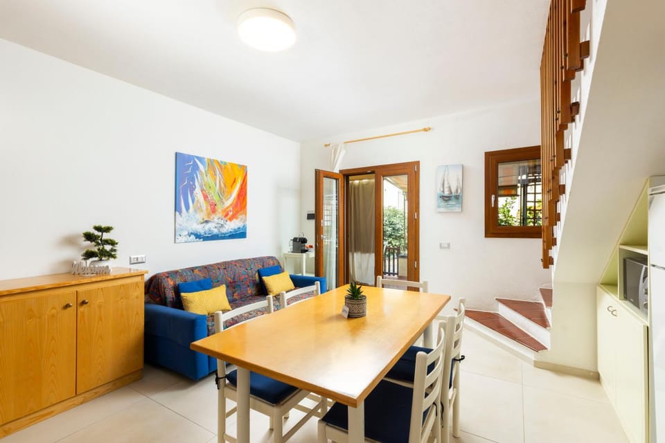 Kitchen or kitchenette, Living room, Dining area, Inner courtyard view, internet