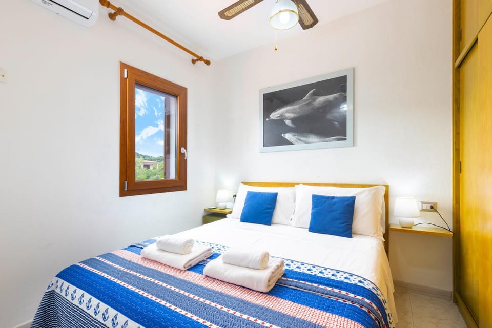 Bed, Photo of the whole room, Bedroom, Inner courtyard view, air conditioner