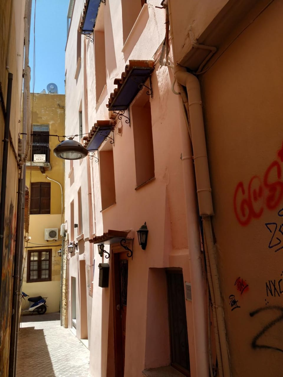 Facade/entrance, Neighbourhood