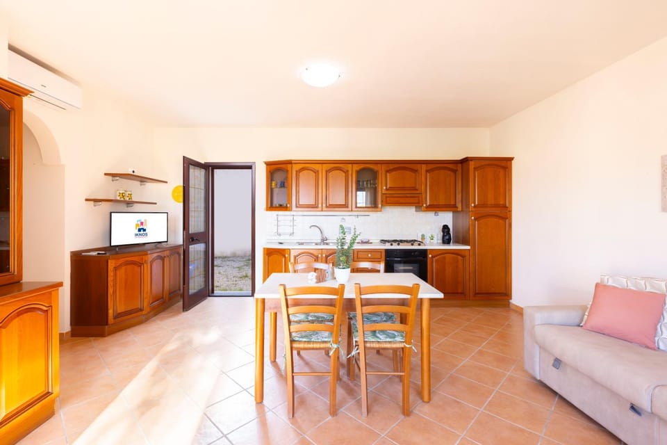 Communal lounge/ TV room, Living room, Dining area, oven, stove
