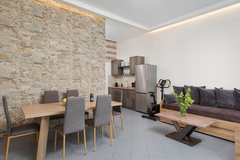 Kitchen or kitchenette, Living room, Seating area, Dining area