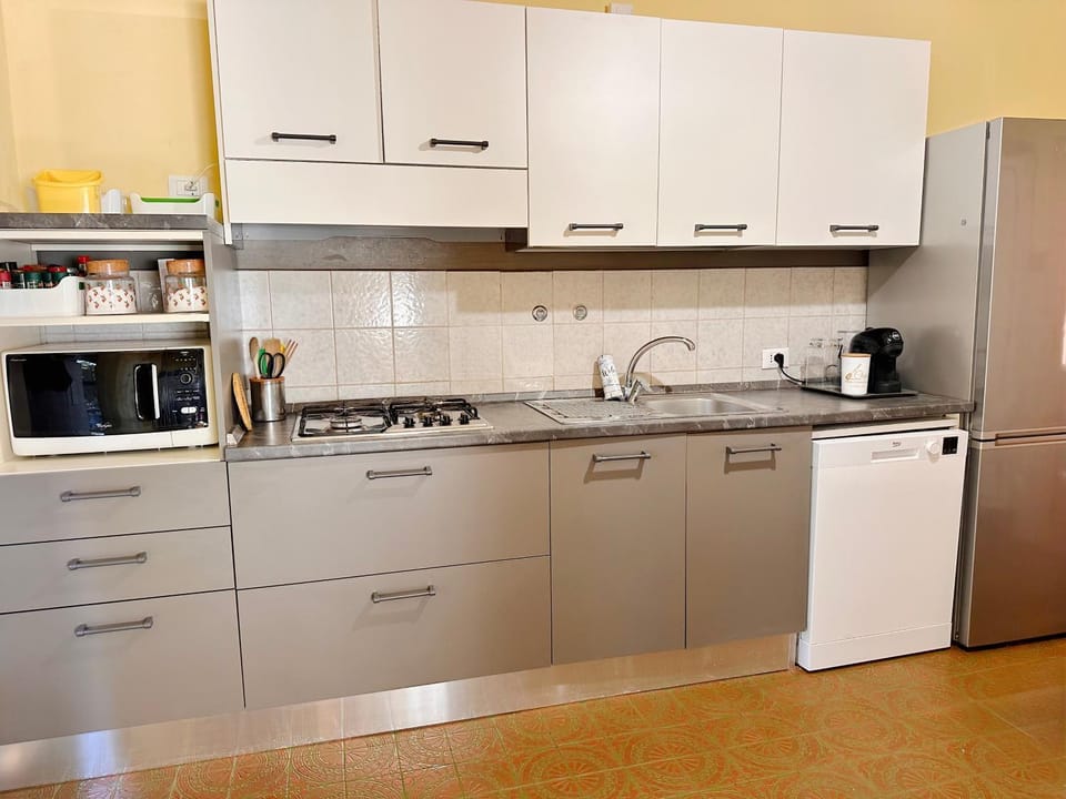 Coffee/tea facilities, Kitchen or kitchenette, dishwasher, stove