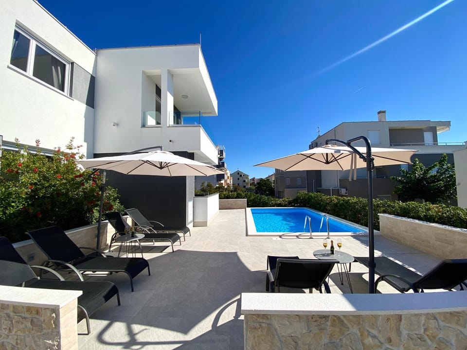 Property building, Balcony/Terrace, Pool view, Swimming pool, Sunrise, Sunset, sunbed