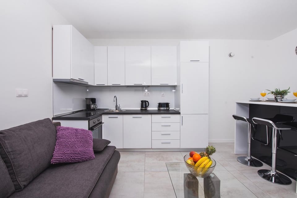 Coffee/tea facilities, Living room, Seating area, Dining area, Food, dishwasher, pet friendly, stove, toaster, kitchen, air conditioner