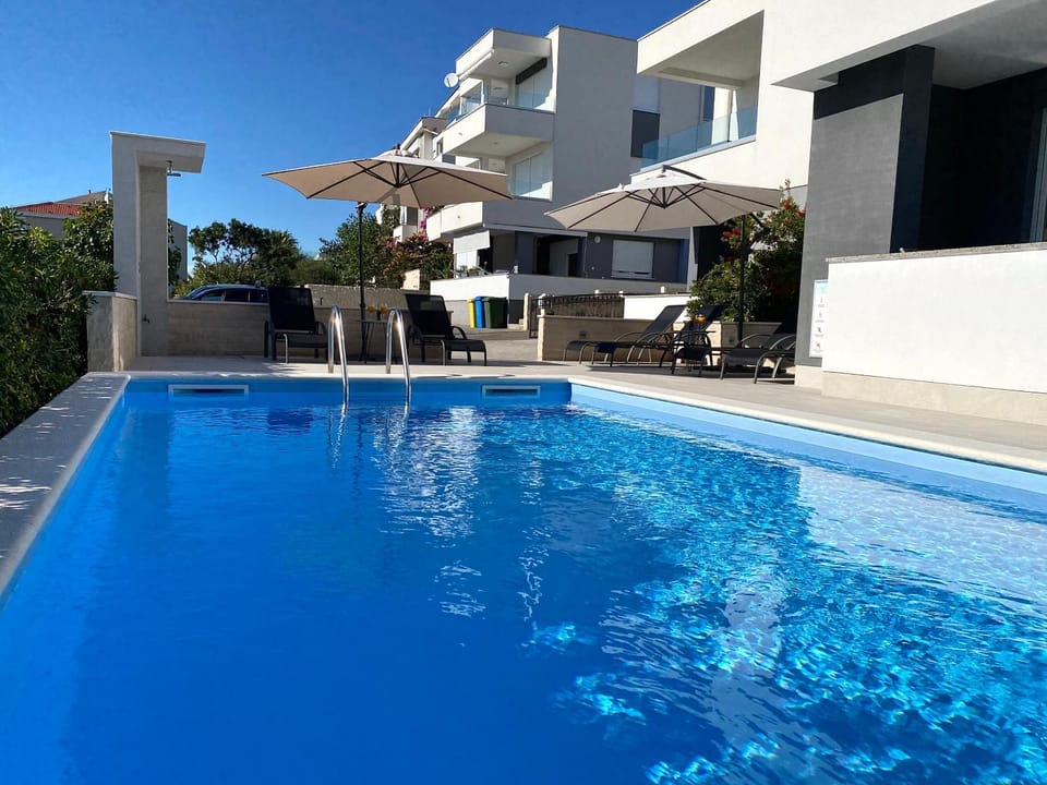 Shower, Property building, Day, Pool view, Swimming pool, sunbed