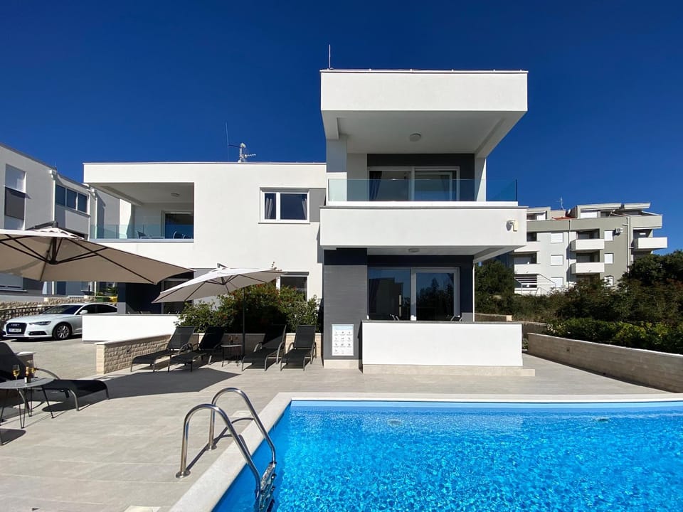 Property building, Day, Food and drinks, Pool view, Swimming pool, sunbed