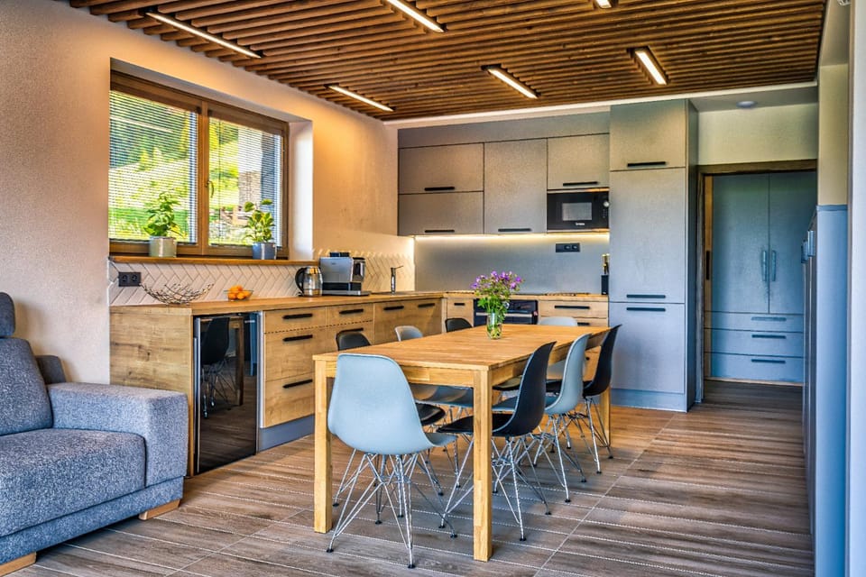 Kitchen or kitchenette, Dining area