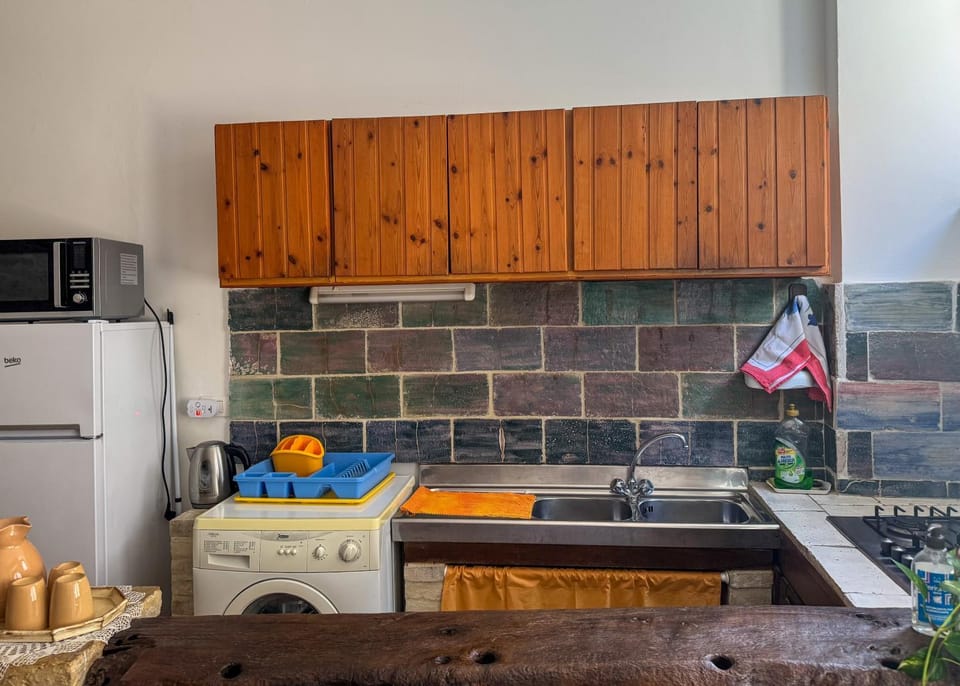 Kitchen or kitchenette, microwave, washing machine