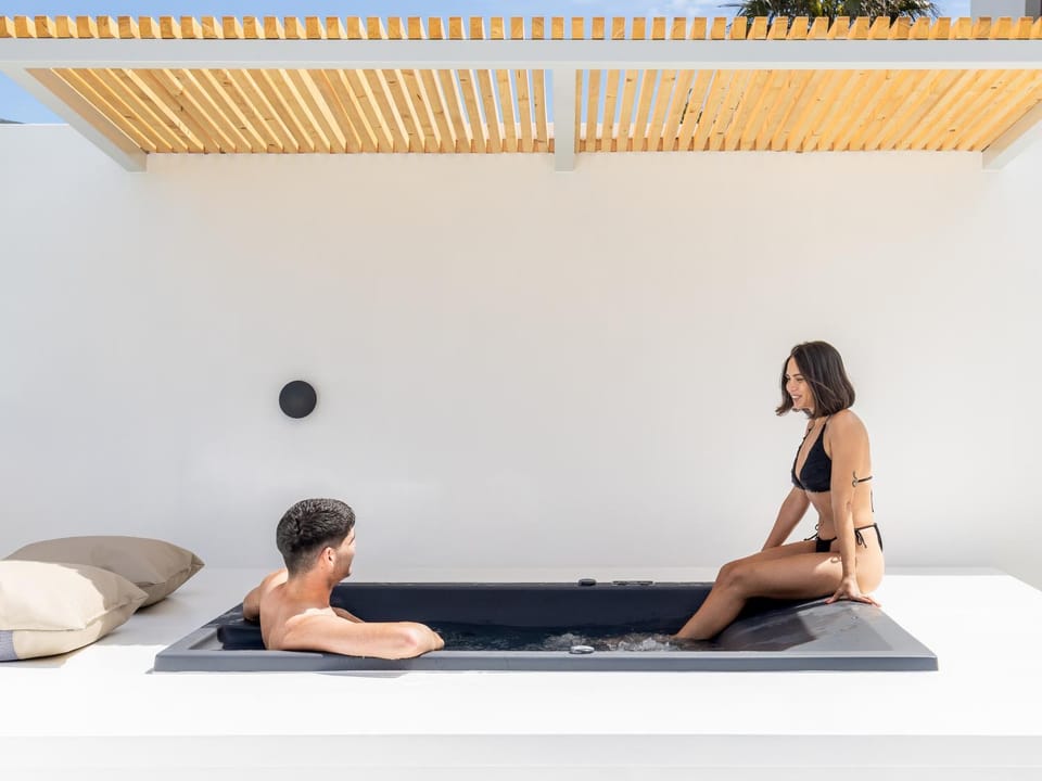 People, Hot Tub, Spa and wellness centre/facilities