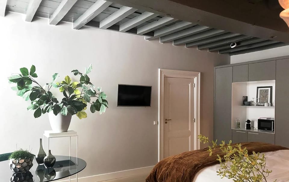 TV and multimedia, Seating area, Bedroom