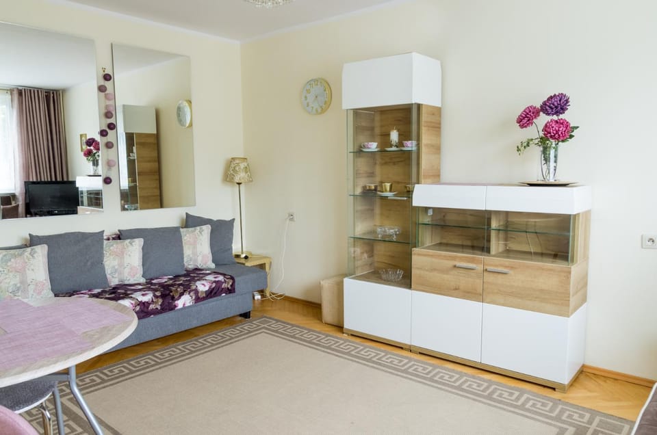 Bed, Living room, Photo of the whole room, Seating area, Bedroom