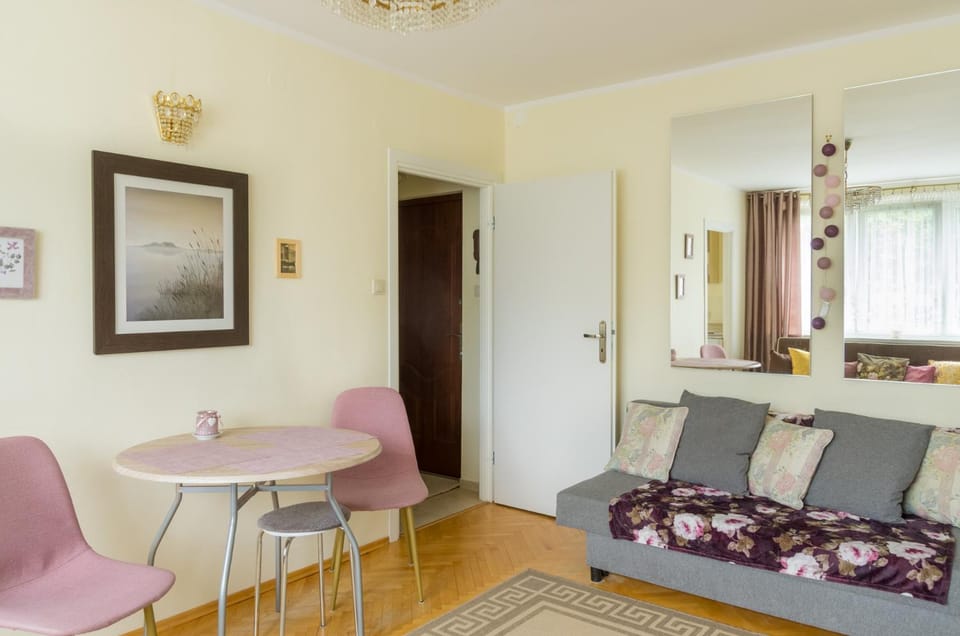 Bed, Living room, Photo of the whole room, Seating area, Bedroom