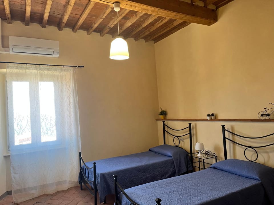 Casa dei canali, sulla piazza del paese - posto auto, deposito biciclette e aria condizionata Apartment in Capoliveri