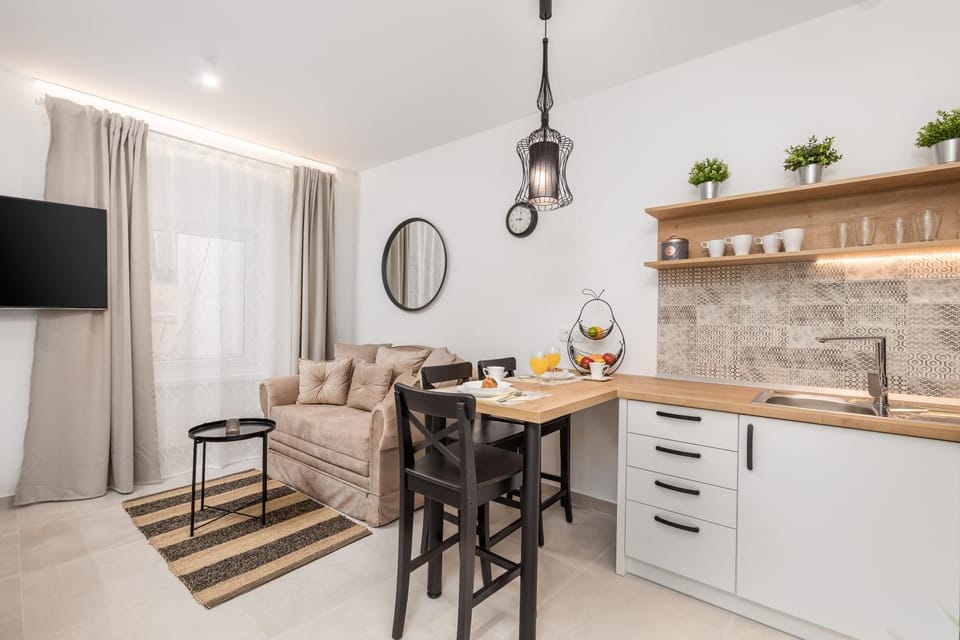 Kitchen or kitchenette, Seating area