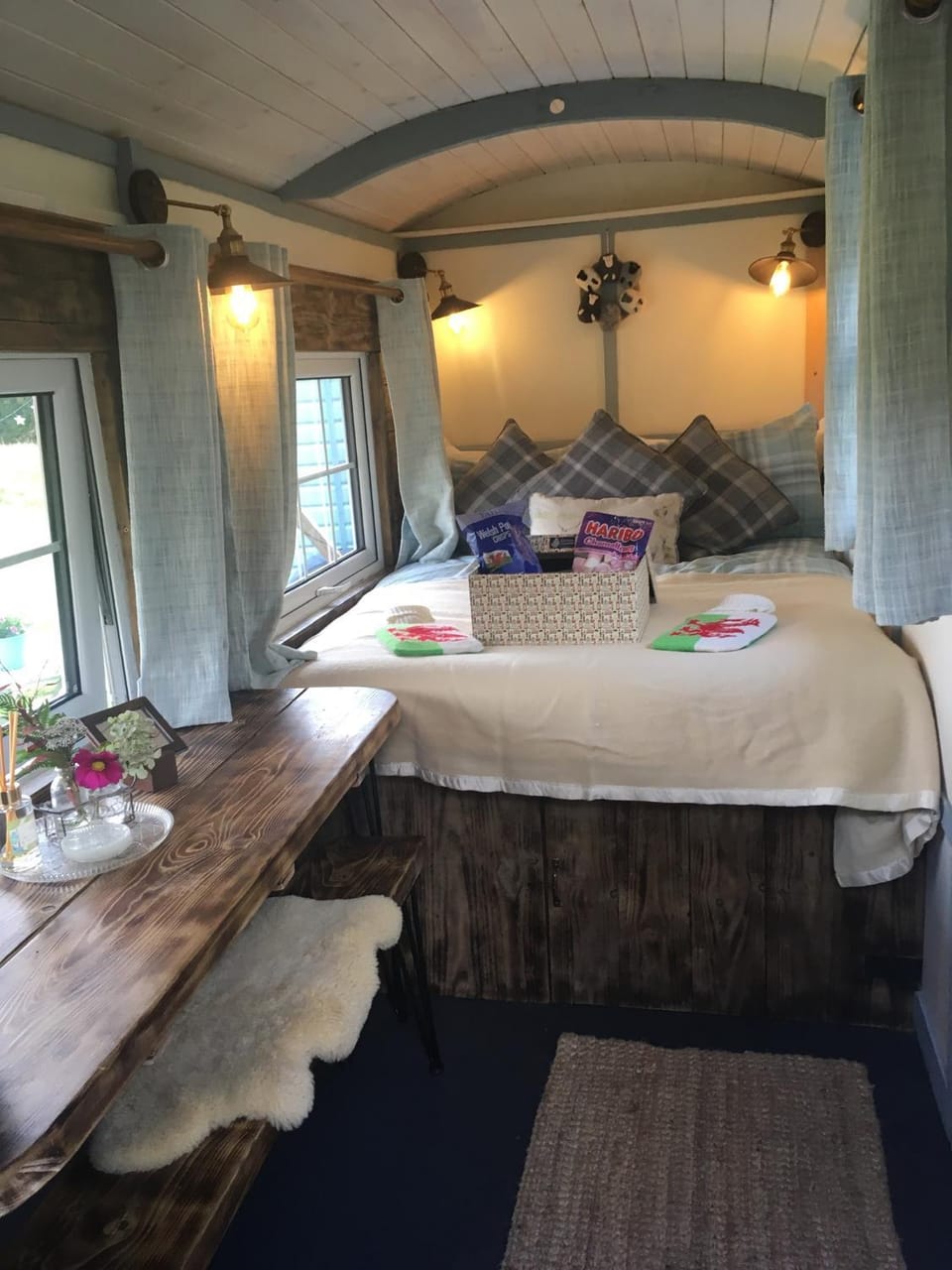 Bed, Living room, Photo of the whole room, Bedroom